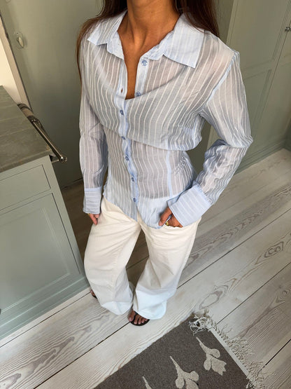 Alberte fitted shirt with stripes – Blue/white